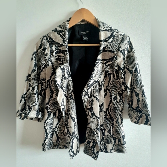 Snakeskin printed cropped blazer, full pockets, soft silky cotton blend - Picture 3 of 16